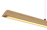 Lineare LED-Pendelleuchte aus hellem Holz mit warmweiß leuchtender Unterseite, Nahaufnahme in schräger Seitenansicht von unten vor weißem Hintergrund
