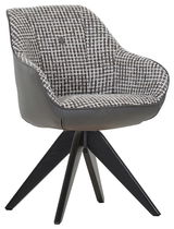 Moderner Armlehnstuhl mit gemustertem Stoffbezug und schwarzem Holzgestell, seitliche Perspektive