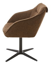 Brauner Armlehnstuhl mit Stoffbezug, seitliche Perspektive, auf schwarzem Drehfuß