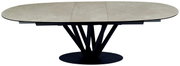 Moderne eettafel met een ovaal, uitschuifbaar tafelblad en een zwart, sculpturaal onderstel, gezien vanaf de zijkant