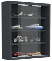 Schwarze Vitrine/Display-Schrank mit Glasfront und mehreren Ablageböden zur Präsentation von Modellfahrzeugen (Flugzeuge, Boote, Motorräder, Autos), gezeigt in leicht schräger Frontansicht von links.
