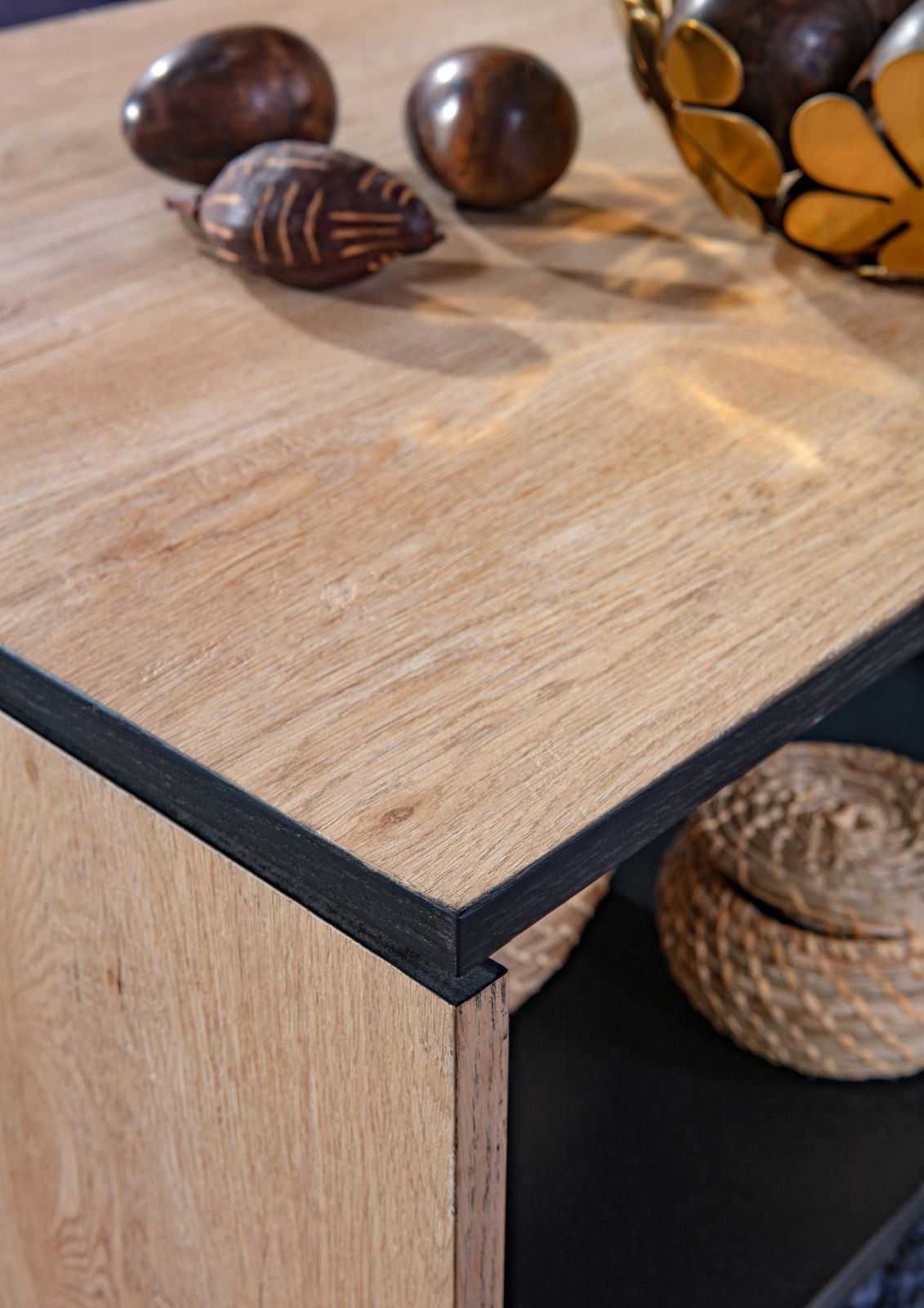 Nahaufnahme eines Couchtisches aus Holz mit dekorativen Elementen, von oben betrachtet.