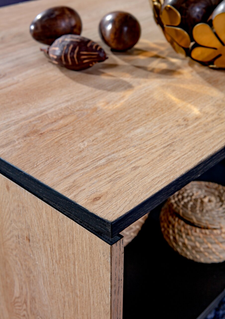 Nahaufnahme eines Couchtisches aus Holz mit dekorativen Elementen, von oben betrachtet.