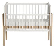 Anstellbett aus Holz mit weißem Gitter, Frontalansicht