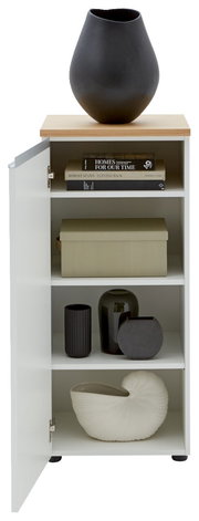Kommode mit geöffneter Tür, zeigt drei Regalböden mit Büchern, einer Box und dekorativen Vasen. Perspektive von vorne.