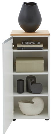 Kommode mit geöffneter Tür, zeigt drei Regalböden mit Büchern, einer Box und dekorativen Vasen. Perspektive von vorne.