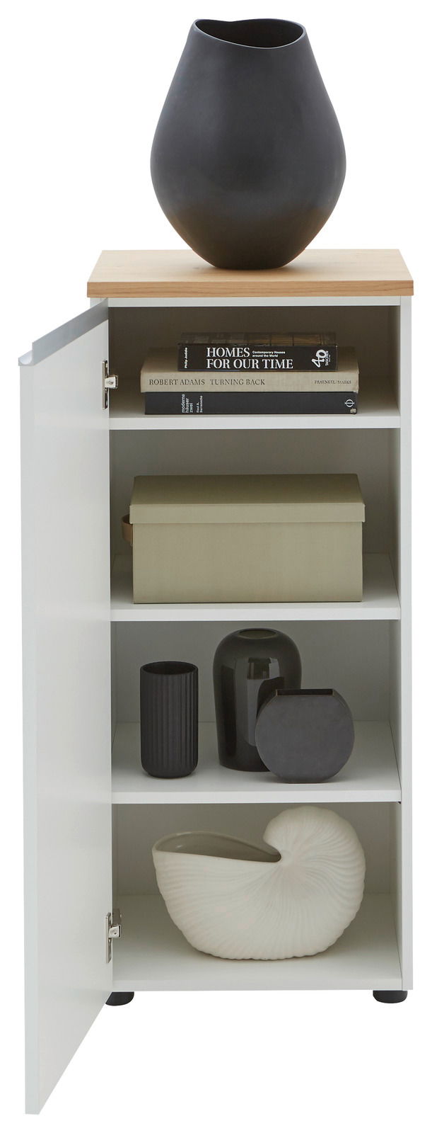 Kommode mit geöffneter Tür, zeigt drei Regalböden mit Büchern, einer Box und dekorativen Vasen. Perspektive von vorne.