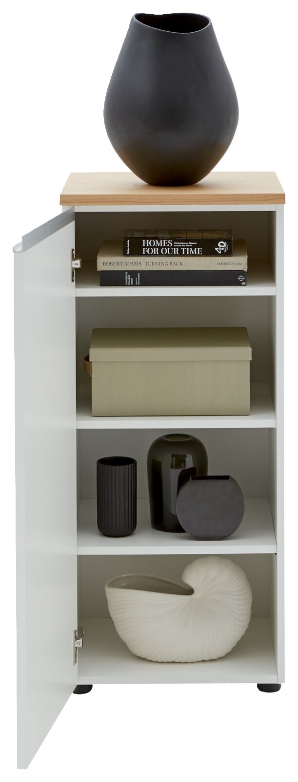 Commode met geopende deur, met daarin drie planken met boeken, een doos en decoratieve vazen. Aanzicht van voren.