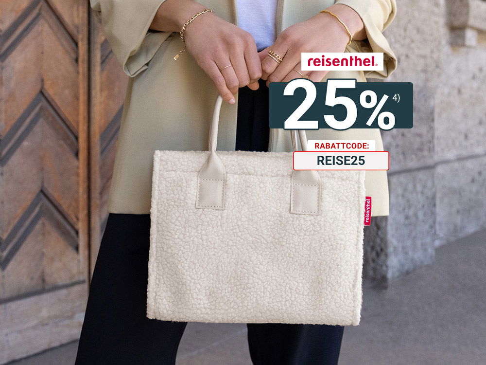 Stylische Reisenthel-Teddyfell-Tasche in Creme, elegant präsentiert im modernen City-Look.