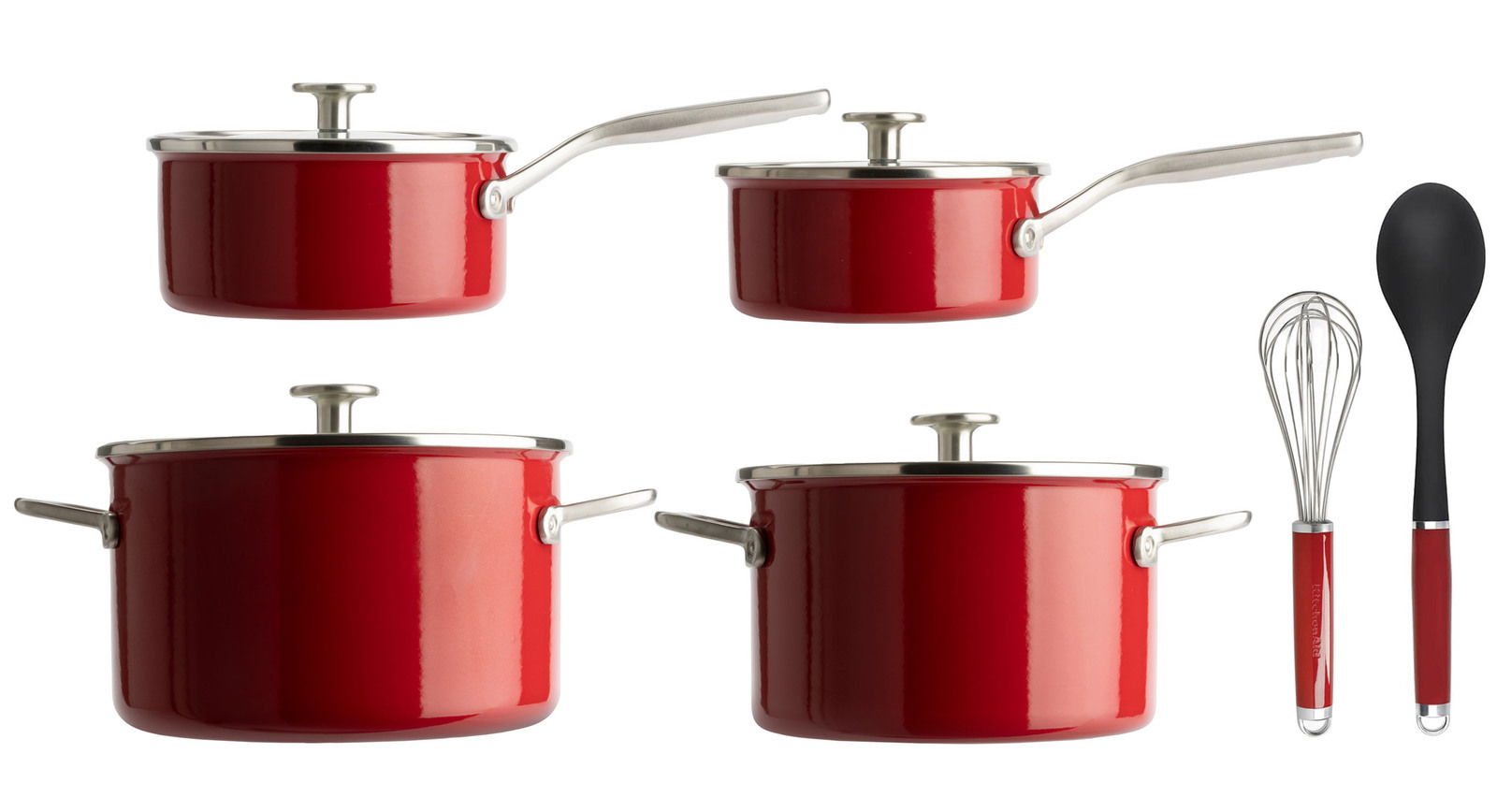 Sechsteiliges Topfset in Rot mit zwei Töpfen, zwei Kasserollen, einem Schneebesen und einem Kochlöffel, seitliche Perspektive.