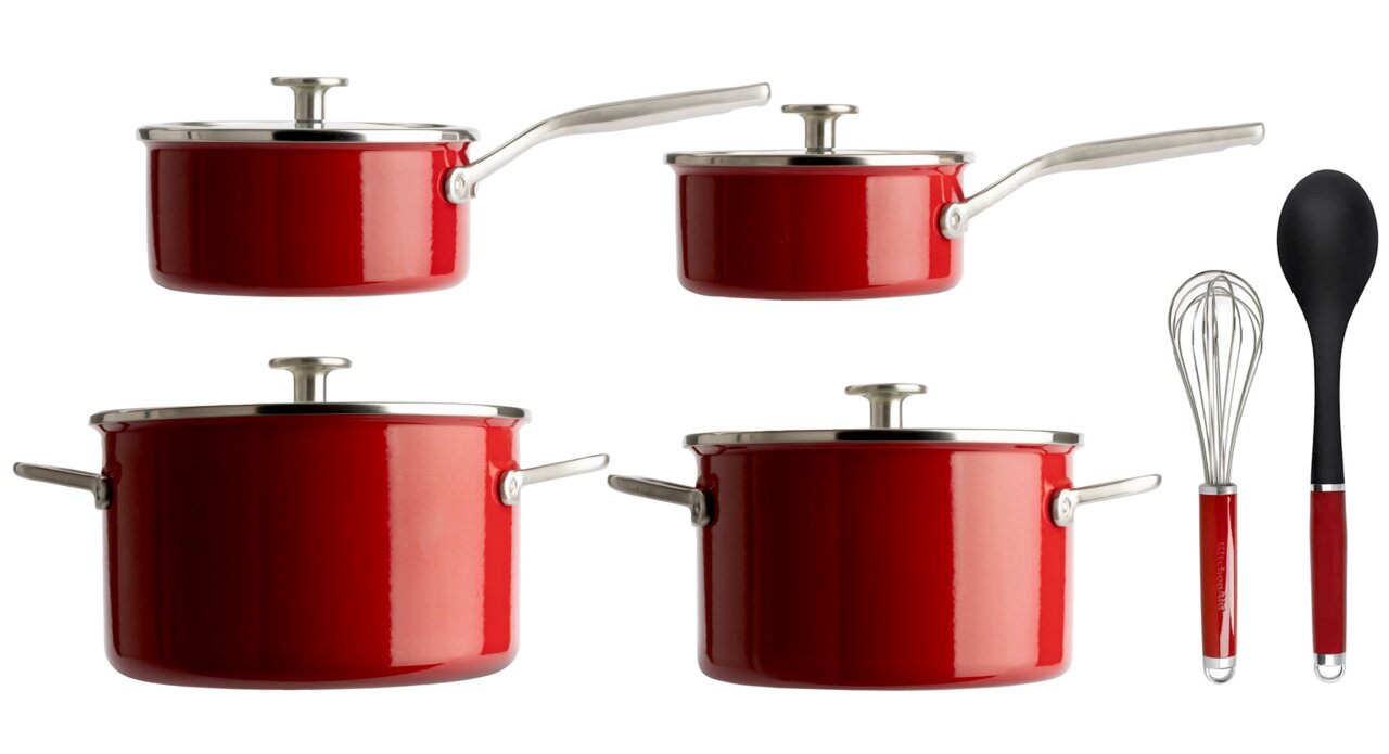 Zesdelige pannenset in rood met twee pannen, twee steelpannen, een garde en een kooklepel, gezien vanuit de zijkant.