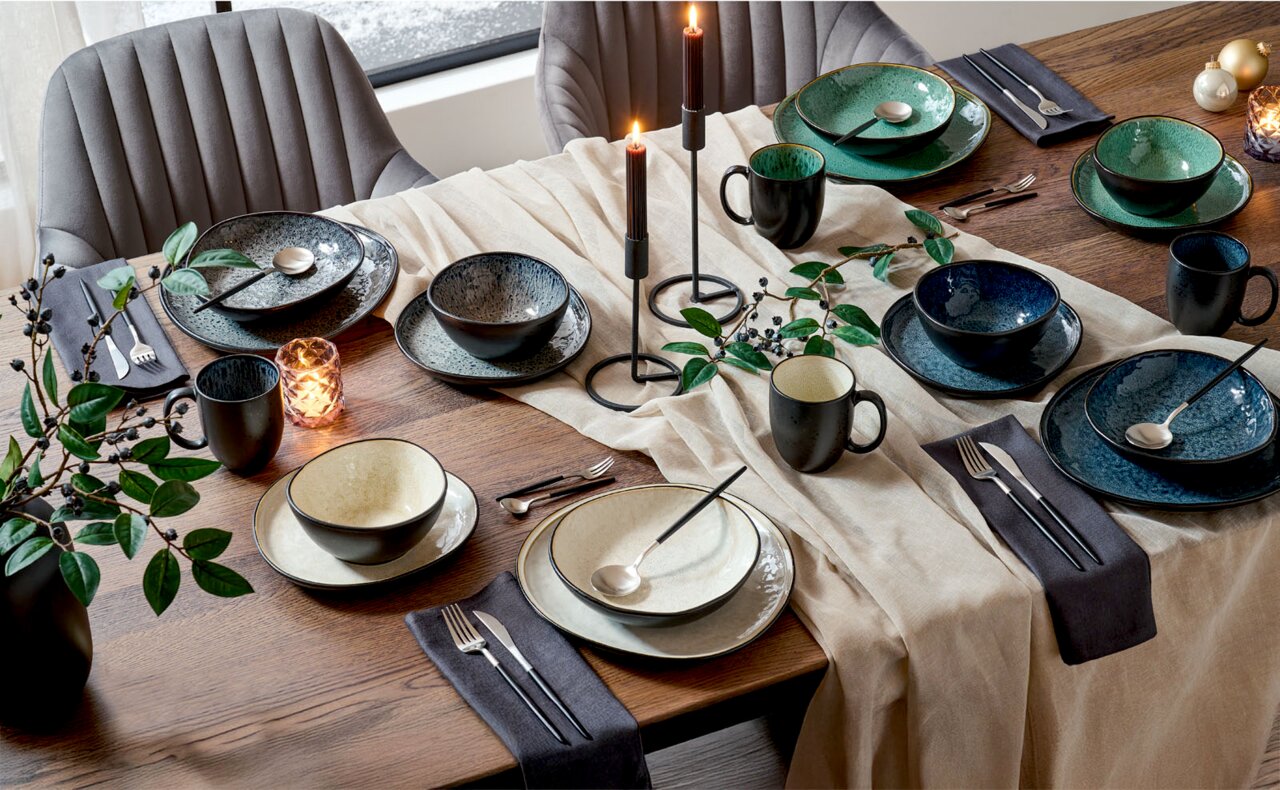 Elegantes Kombiservice 10-tlg. auf einem festlich gedeckten Tisch, mit Kerzen und Dekoration, aus der Vogelperspektive fotografiert.