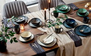 Elegantes Kombiservice 10-tlg. auf einem festlich gedeckten Tisch, mit Kerzen und Dekoration, aus der Vogelperspektive fotografiert.