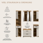 Badezimmermöbel-Set in Holzoptik mit hellgrauen Fronten: Hochschrank, Spiegelschrank und Waschtischunterschrank mit Schubladen, teils geöffnet zur Darstellung des Stauraums; Frontansicht auf hellem Hintergrund mit Icons für Kippschutz, Wandbefestigung, Si