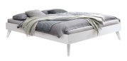 Modern wit bedframe met schuine poten, bekleed met grijs beddengoed, kussens en een deken; schuin vooraanzicht/zijaanzicht tegen een witte achtergrond