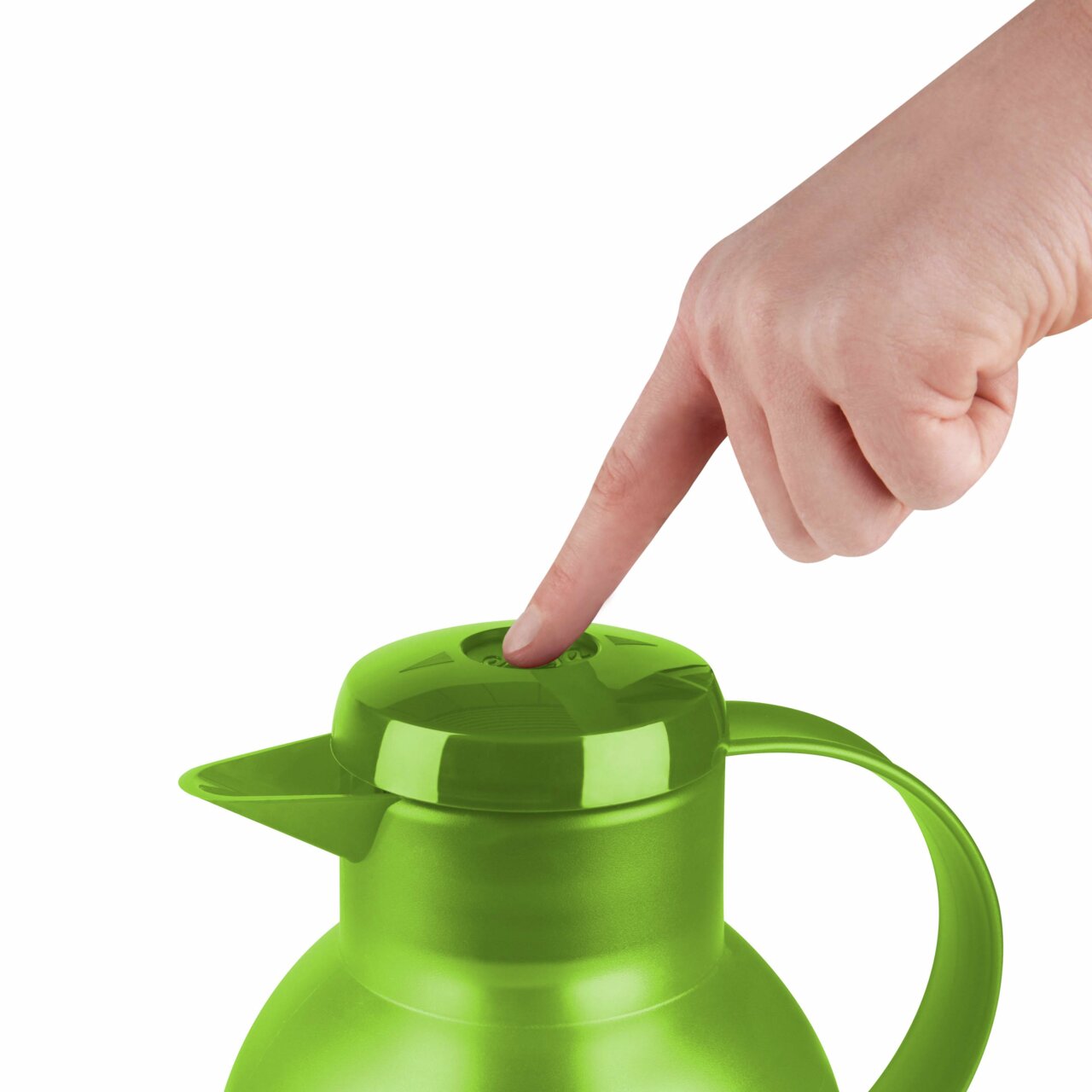 Hellgrüne Isolierkanne SAMBA mit einem Finger, der den Deckel von oben drückt.