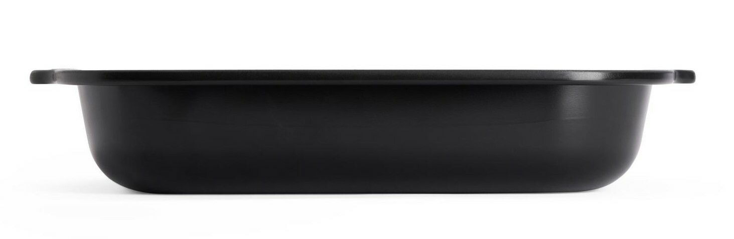 Schwarze Bratreine aus seitlicher Perspektive, 30,5 x 24,1 x 6,5 cm groß