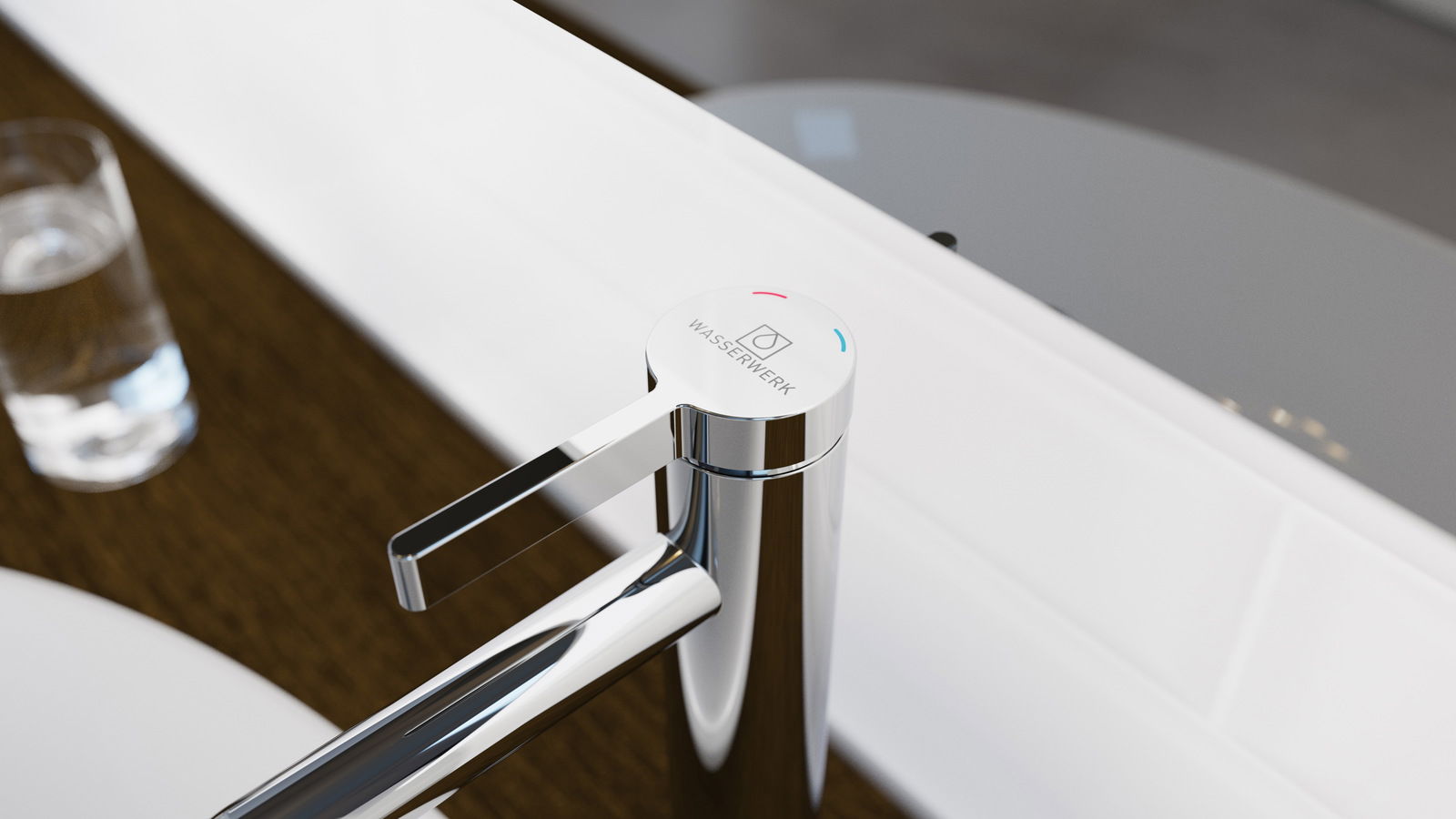 Moderne Waschtischarmatur aus Chrom in Nahaufnahme von oben, mit Hebelgriff und Temperaturmarkierungen.