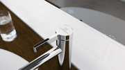 Moderne Waschtischarmatur aus Chrom in Nahaufnahme von oben, mit Hebelgriff und Temperaturmarkierungen.