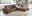 Ein braunes Ecksofa in einem hellen Wohnzimmer mit stilvoller Einrichtung. Logo Beldomo Comfort