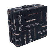 Faltmatratze 190 x 70 cm in gefaltetem Zustand mit schwarzem Bezug und Schriftzügen, seitliche Perspektive