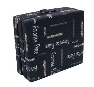 Faltmatratze 190 x 70 cm in gefaltetem Zustand mit schwarzem Bezug und Schriftzügen, seitliche Perspektive