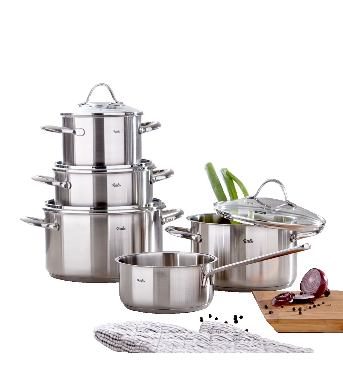 Fissler Topfset 5-tlg. PARIS Topfset Paris 5-tlg. aus Edelstahl, bestehend aus vier Töpfen und einer Stielkasserolle mit Glasdeckeln, auf einem Küchentisch arrangiert. Perspektive: seitlich von vorne.