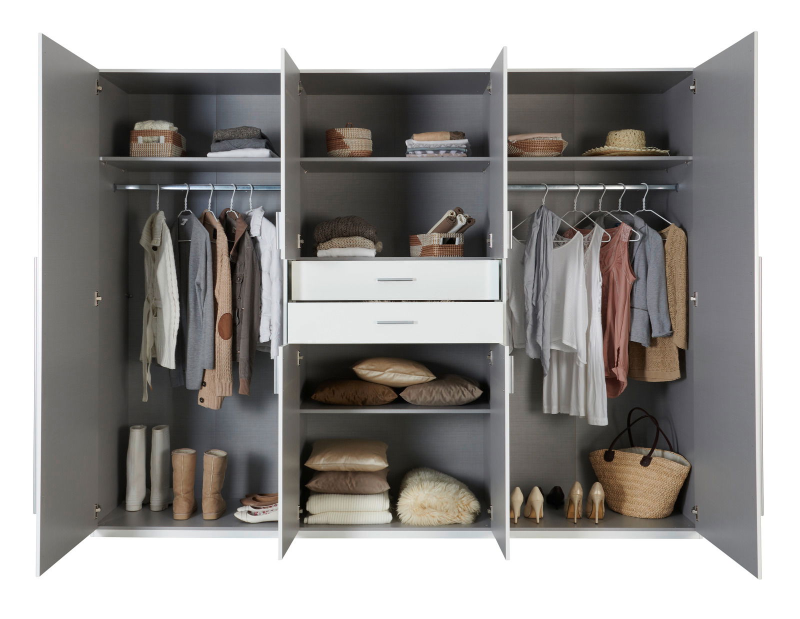 Offener Drehtürenschrank mit sechs Türen, gefüllt mit Kleidung, Schuhen und Accessoires, frontal betrachtet.