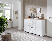 Weißes Sideboard mit Holzplatte, dekoriert mit Vasen und Kunstobjekten, in einem modernen Wohnzimmer mit Blick auf die rechte Seite.