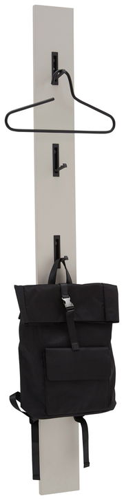 Garderobenpaneel mit drei Haken, einem Kleiderbügel und einem schwarzen Rucksack, seitliche Perspektive