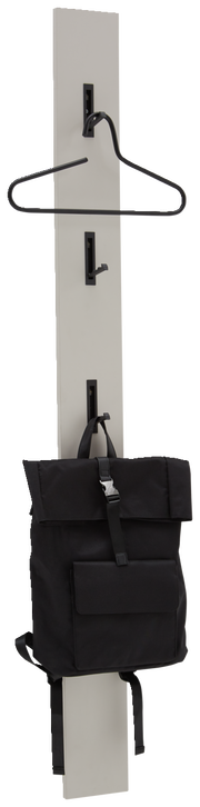 Garderobenpaneel mit drei Haken, einem Kleiderbügel und einem schwarzen Rucksack, seitliche Perspektive