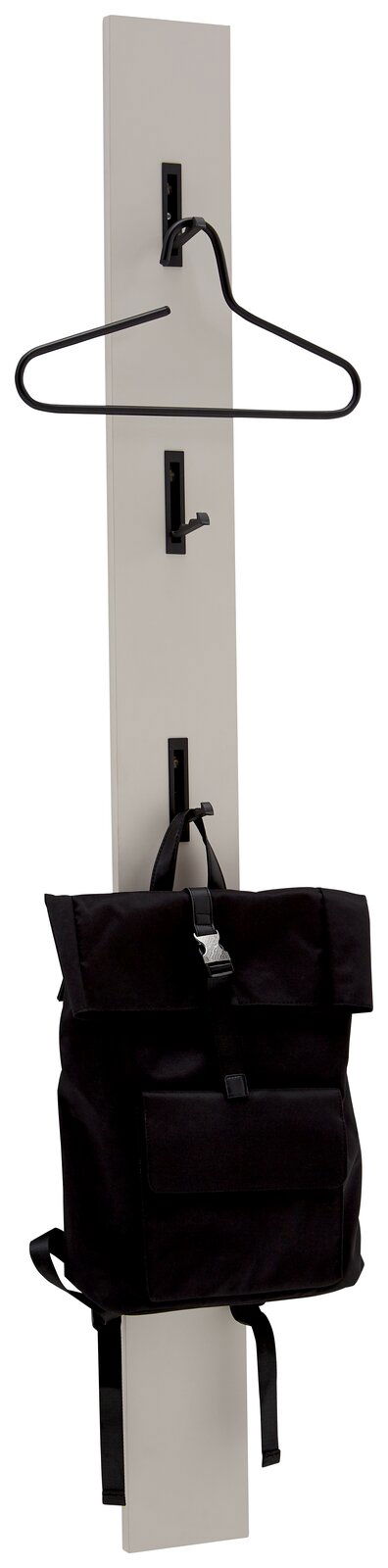 Garderobenpaneel mit drei Haken, einem Kleiderbügel und einem schwarzen Rucksack, seitliche Perspektive
