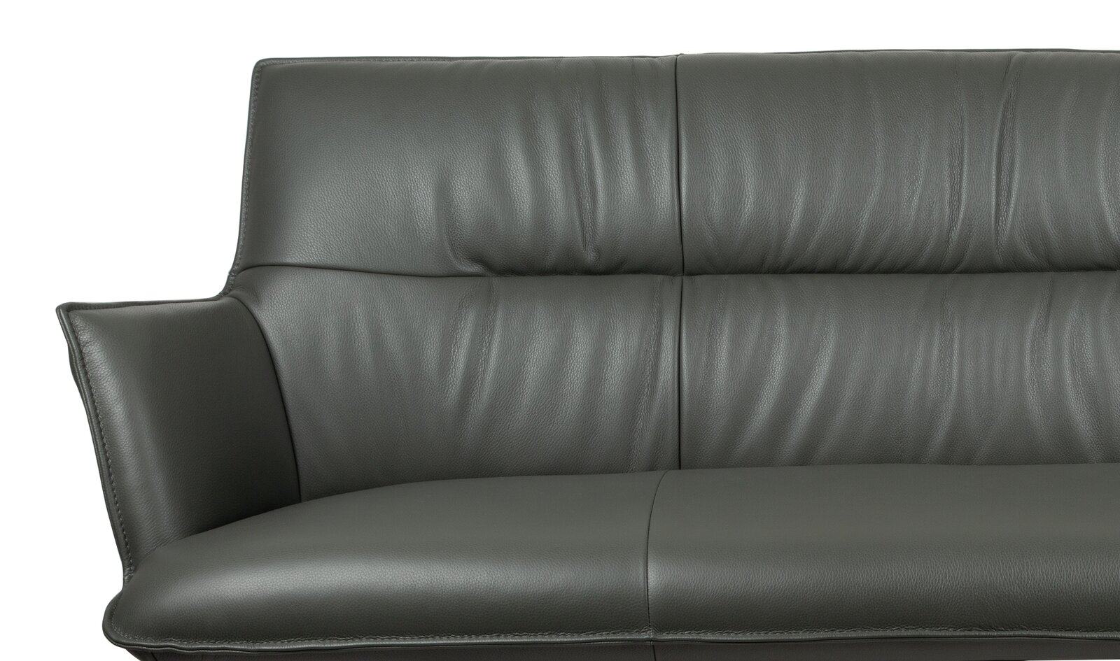 Dunkelgraues Ledersofa mit gepolsterter Rückenlehne und breiter Armlehne, Detailansicht von vorne/leicht seitlich auf weißem Hintergrund.