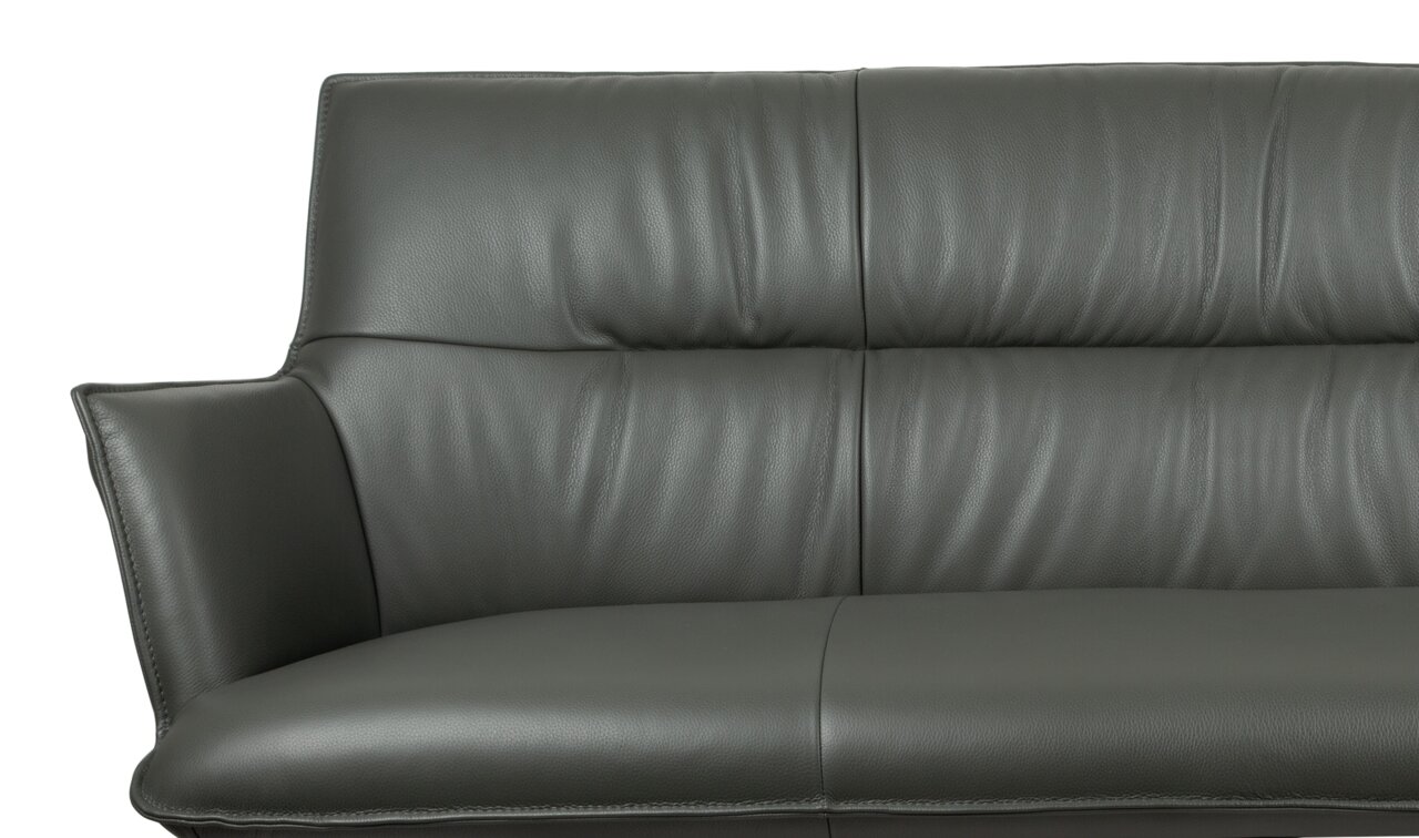 Novel Bank OSAKA 5.0 Dunkelgraues Ledersofa mit gepolsterter Rückenlehne und breiter Armlehne, Detailansicht von vorne/leicht seitlich auf weißem Hintergrund.