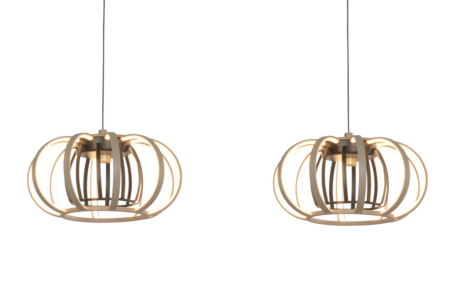 Moderne Pendelleuchte mit offenem, kugelförmigem Design aus Metallstreben, seitliche Perspektive.