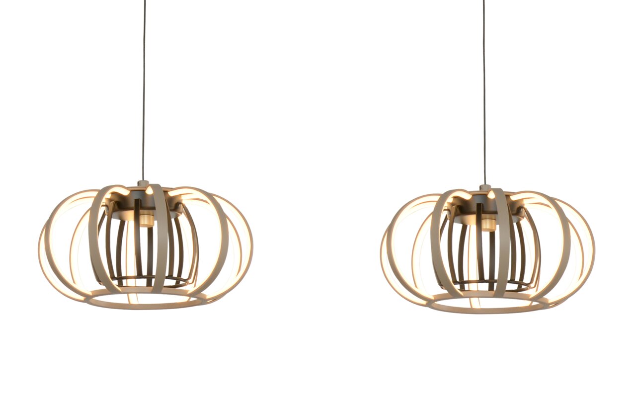 Moderne Pendelleuchte mit offenem, kugelförmigem Design aus Metallstreben, seitliche Perspektive.
