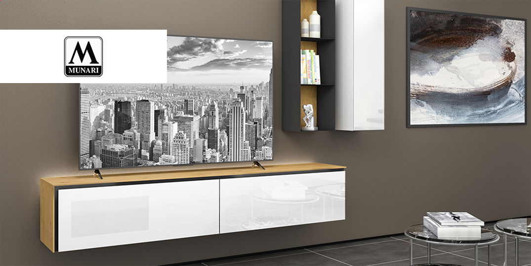 Wohnzimmer mit eleganten weißen Schränken und Munari-Logo.