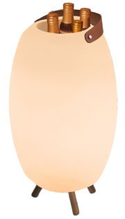 Beleuchteter Flaschenhalter mit mehreren Flaschen, seitliche Perspektive