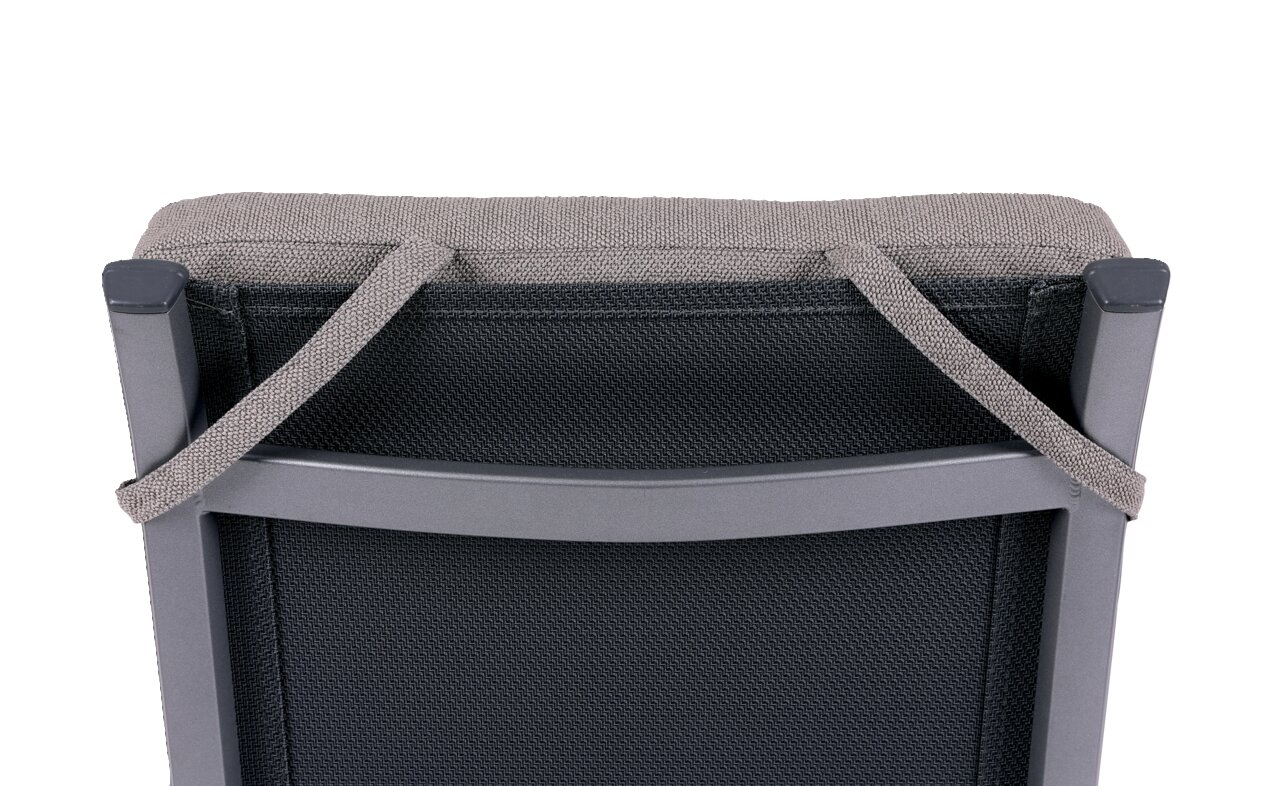 Achterkant van een grijze buitenstoel met stoffen bekleding, een gewatteerde hoofdsteun en twee bevestigingsbanden aan het frame, vrijstaand op een witte achtergrond