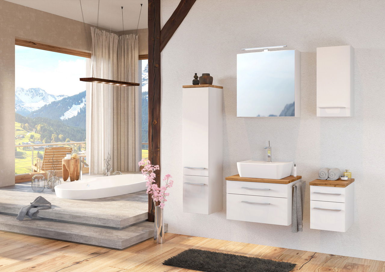 Moderner weißer Hängeschrank in einem stilvollen Badezimmer mit Bergblick, seitliche Perspektive.