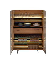 Hochwertiges Highboard aus Holz mit Glastüren, beleuchtetem Innenraum, Regalen für Geschirr und Dekoration, frontale Ansicht.