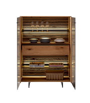 Hochwertiges Highboard aus Holz mit Glastüren, beleuchtetem Innenraum, Regalen für Geschirr und Dekoration, frontale Ansicht.