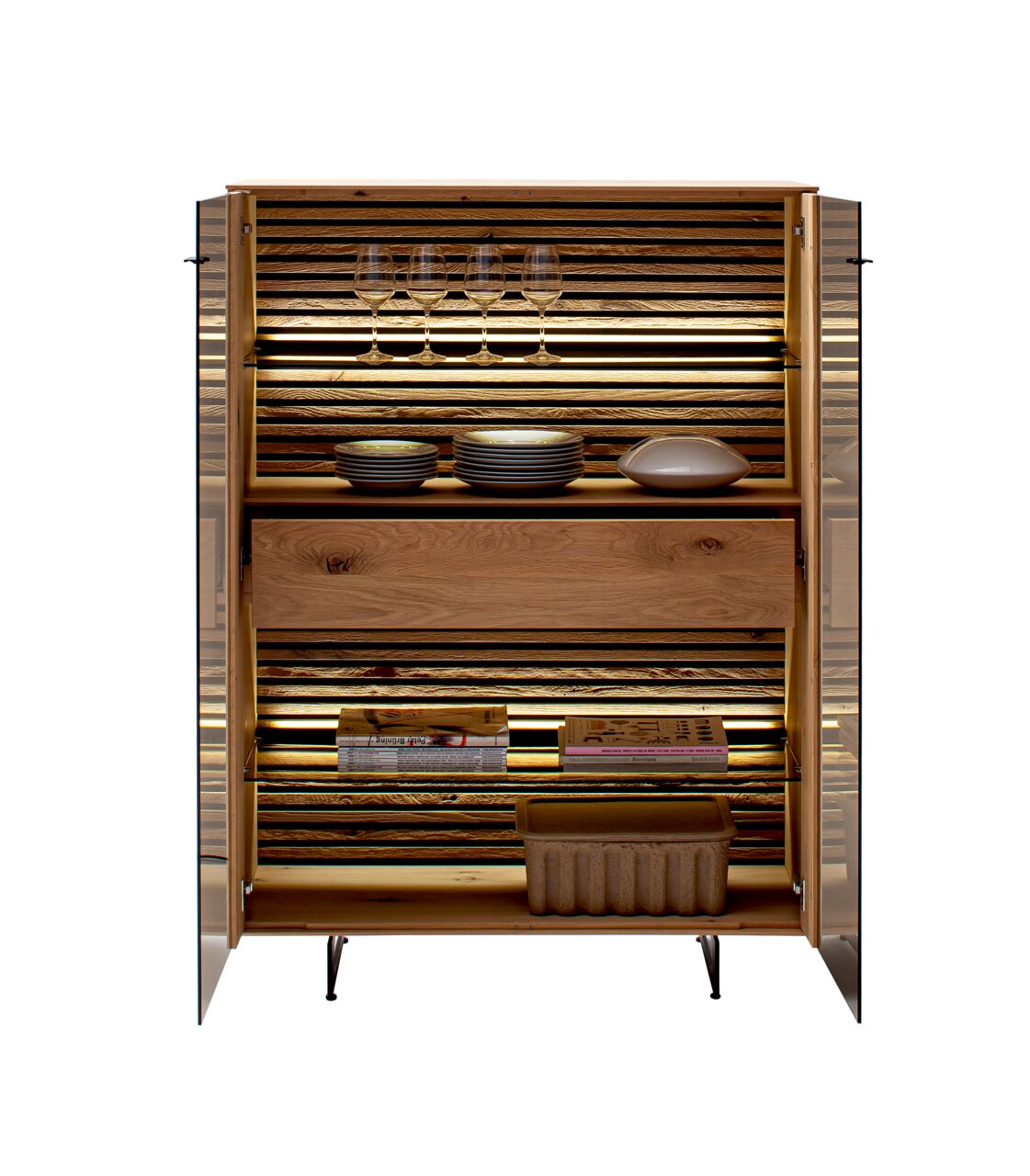 Hoogwaardig houten highboard met glazen deuren, verlichte binnenruimte, planken voor serviesgoed en decoratie, vooraanzicht.