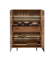 Hoogwaardig houten highboard met glazen deuren, verlichte binnenruimte, planken voor serviesgoed en decoratie, vooraanzicht.