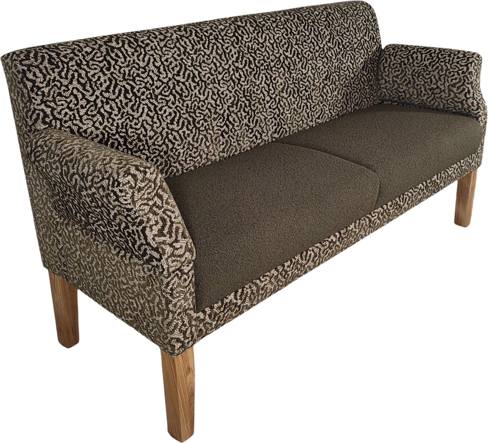 Zweisitzer-Sofa mit gemustertem schwarz-beigem Stoffbezug, dunkelbraunen Sitzkissen und Holzbeinen, freigestellt vor weißem Hintergrund, aus schräger Vorderansicht von links