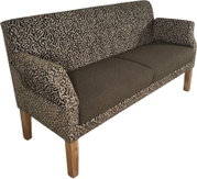 Zweisitzer-Sofa mit gemustertem schwarz-beigem Stoffbezug, dunkelbraunen Sitzkissen und Holzbeinen, freigestellt vor weißem Hintergrund, aus schräger Vorderansicht von links