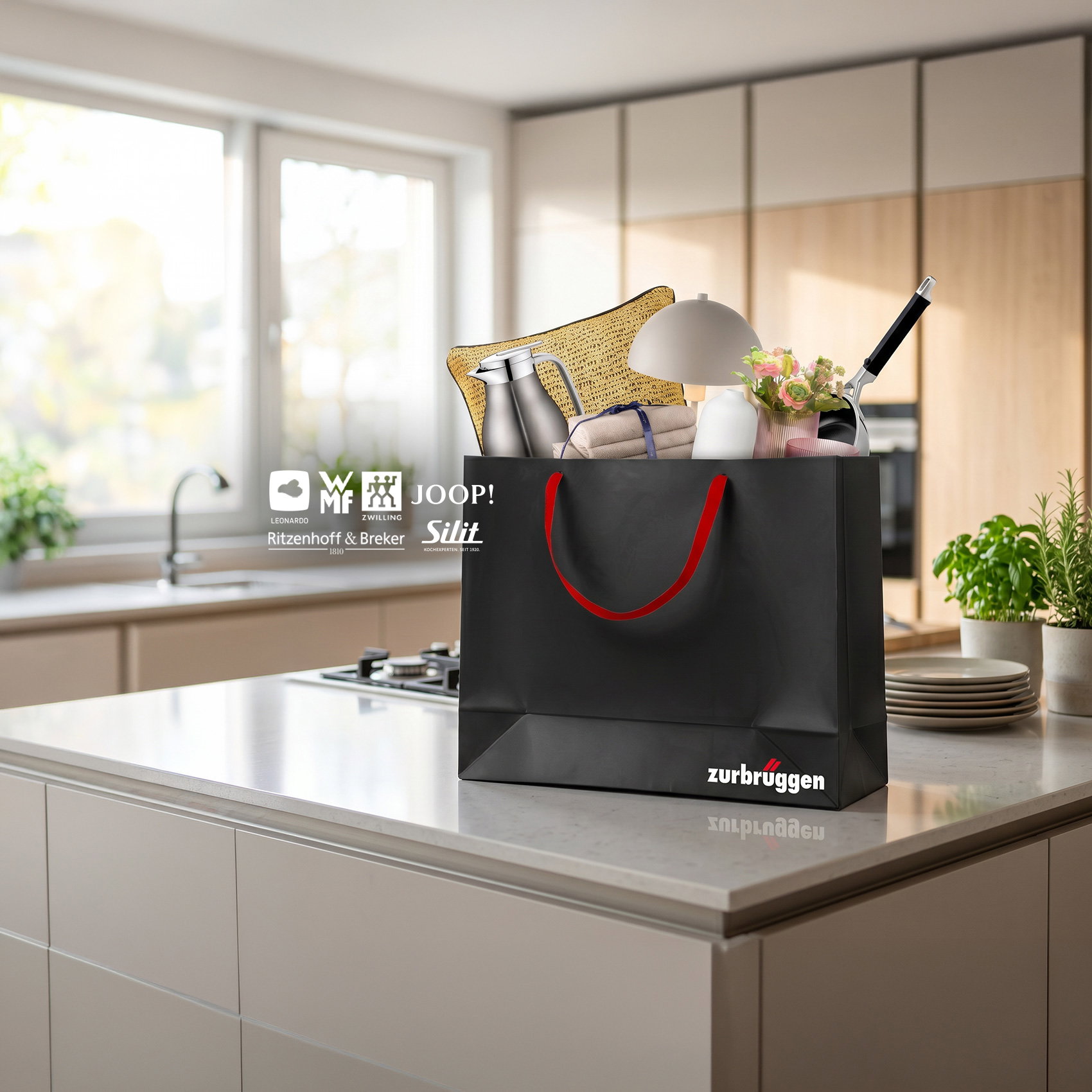 Einkaufstasche von Zurbrüggen mit Wohnaccessoires und Markenartikeln auf moderner Kücheninsel.