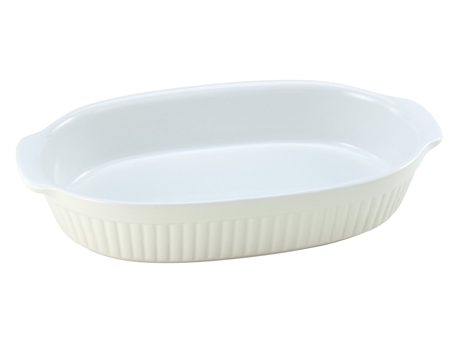 Creatable Auflaufform PASTELL KITCHEN Weiße ovale Keramik-Auflaufform mit seitlichen Griffen und geriffeltem Rand, in schräger Seitenansicht von oben vor weißem Hintergrund