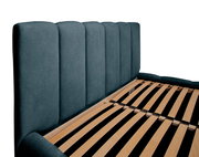Polsterbettgestell mit vertikal gestepptem Kopfteil in dunklem Stoff, seitliche Perspektive