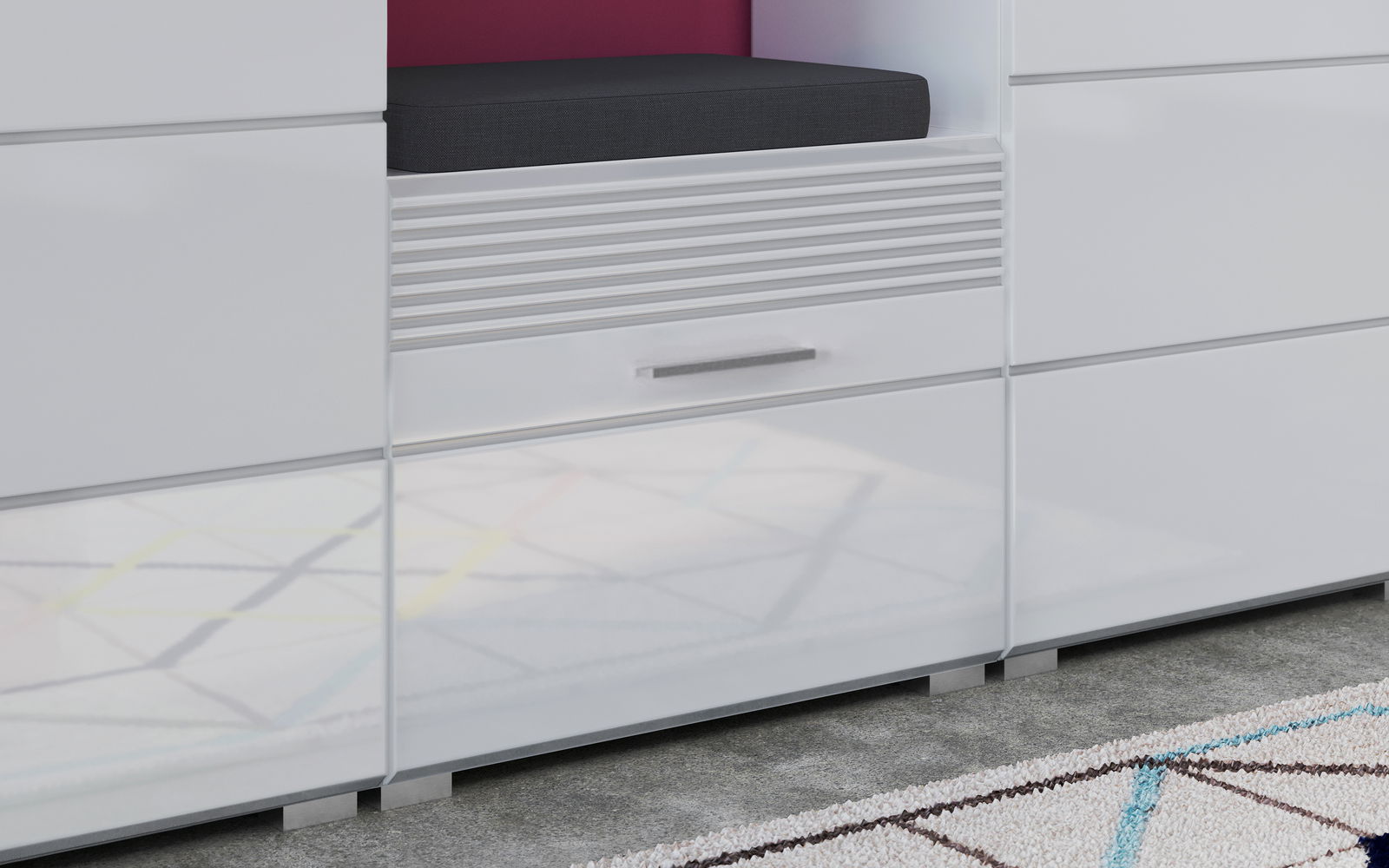 Nahaufnahme einer modernen Garderobenkombination mit weißer Hochglanzoberfläche und integriertem Sitzpolster, seitliche Perspektive.